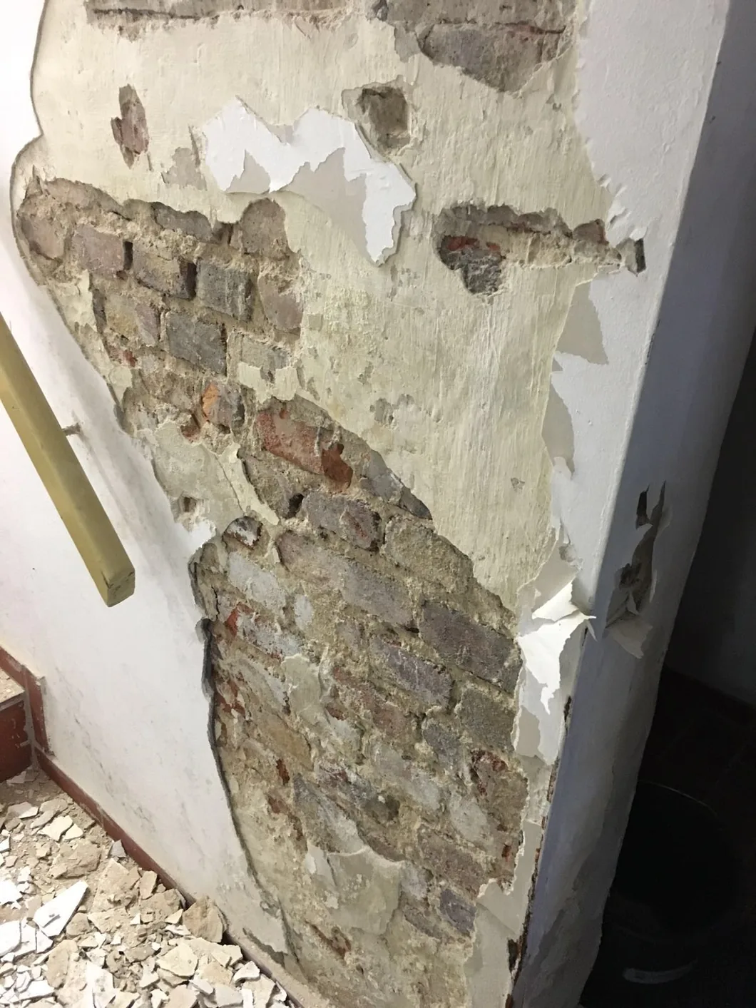 Sockel im Treppenhaus — vorher